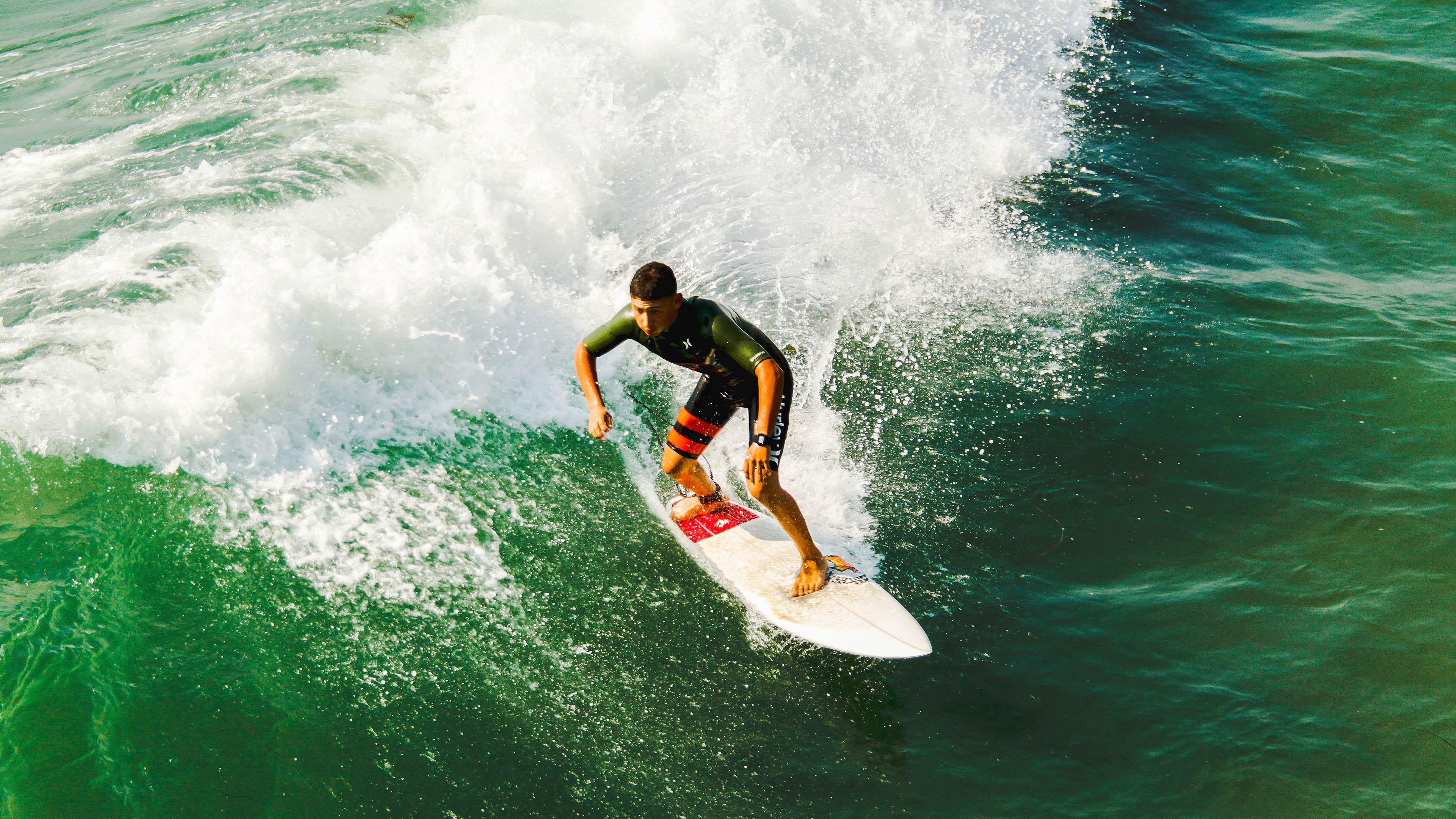 “天气考验：暴雨、雪雾的极端挑战”，天气预报的暴雨