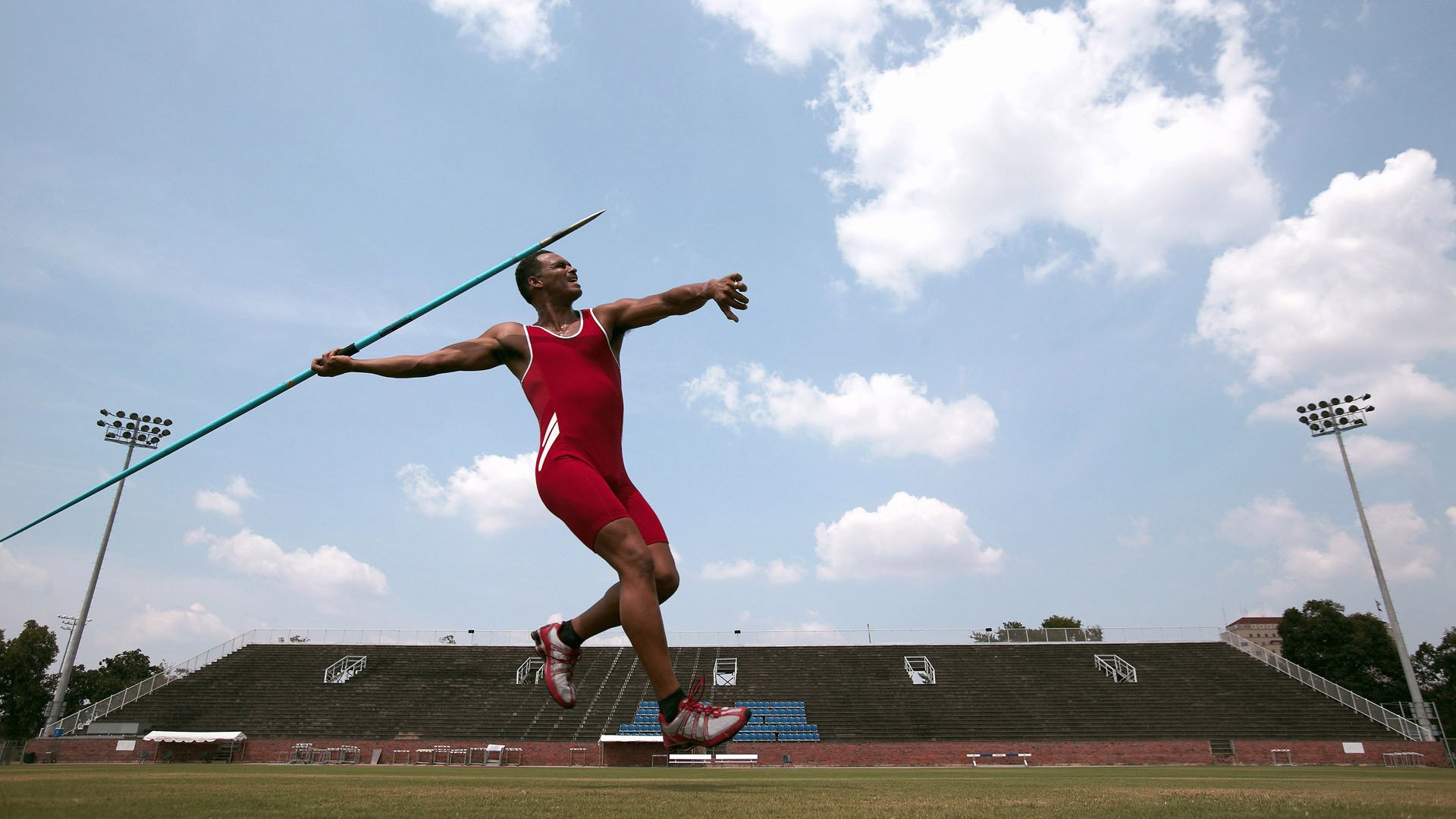 巴西骑手安娜·卡塔琳娜在巴黎奥运会障碍赛中获得铜牌，展现坚韧精神。